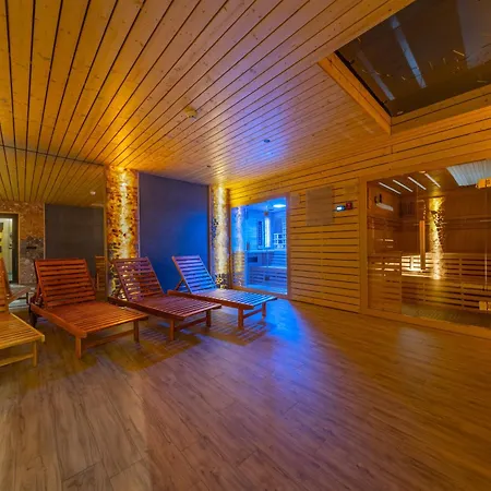 Villa Cyrhla Luxury 4 Bedroom With Air Conditioning, Jacuzzi, Heated Summer Pool, & Salted Saunarium Access By Bqqk *