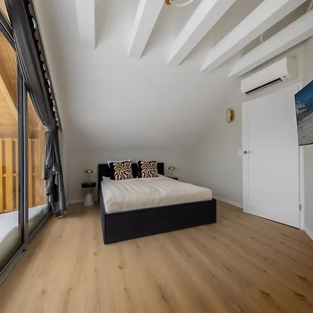 Villa Cyrhla Luxury 4 Bedroom With Air Conditioning, Jacuzzi, Heated Summer Pool, & Salted Saunarium Access By Bqqk Zakopane