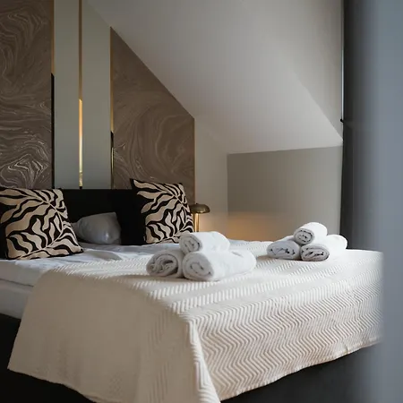 Villa Cyrhla Luxury 4 Bedroom With Air Conditioning, Jacuzzi, Heated Summer Pool, & Salted Saunarium Access By Bqqk Zakopane